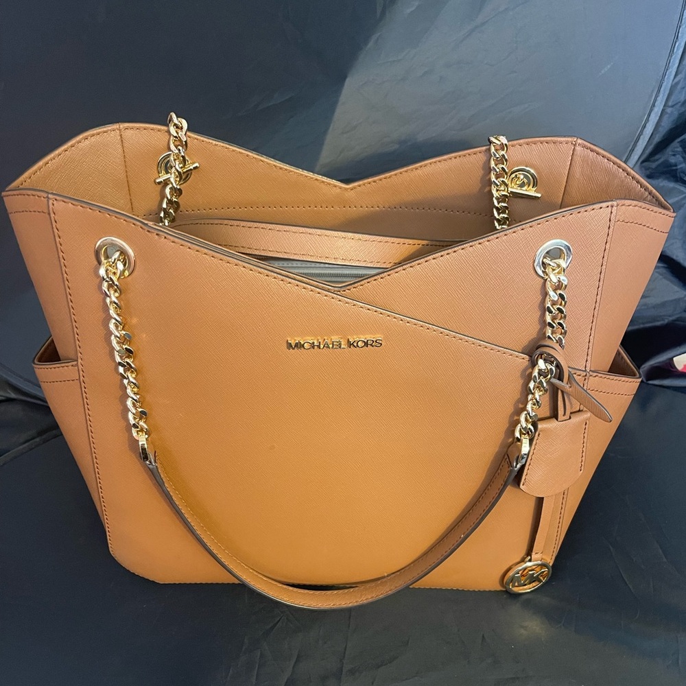 Jet Set Large Saffiano Leather Shoulder Bag